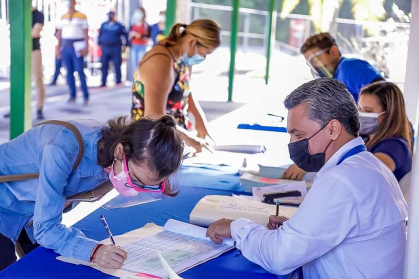 Funcionarios del IFARHU haciendo entrega de cheques a estudiantes universitarios