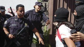 Manifestantes encapuchados se enfrentan con antimotines en protestas