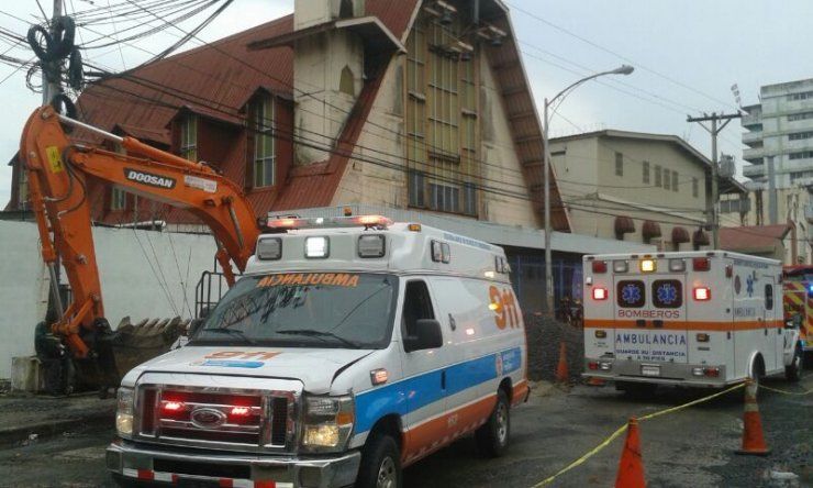 Varios heridos tras caída de losa en Avenida México