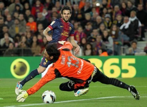 La conexión Cesc-Alexis resultó letal en goleada del Barcelona