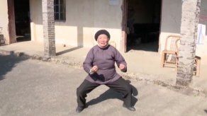 La abuela china que a sus 94 años protege a vecinos con técnicas de kung-fu