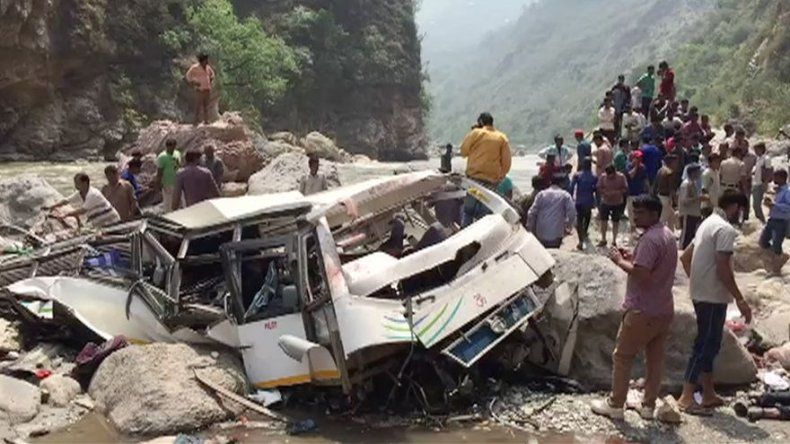 Mueren 44 personas al despeñarse un autobús en India