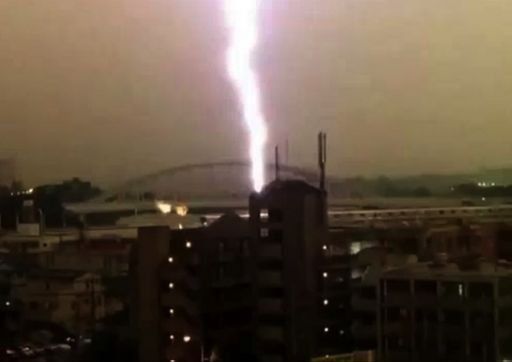 Insólita filmación del momento en que un rayo cae sobre un tren en Japón