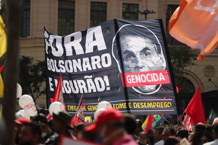 Manifestantes ondean banderas durante una marcha opositora al presidente de Brasil