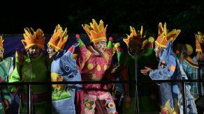 El Carnaval uruguayo se sube a un autobús para que nadie se quede sin fiesta