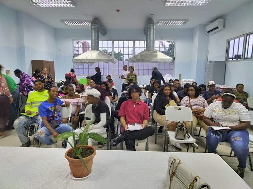 Estudiantes de escuela nocturna recibiendo clases de manera presencial Estudiantes de escuela nocturna recibiendo clases de manera presencial