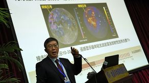 China envió el sábado un nuevo equipo de tres tripulantes a su estación espacial.