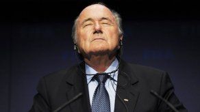 Platini pide a Blatter que dimita