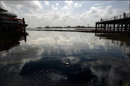 Intentan controlar derrame de fuel en el río Mississippi