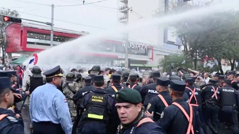 Choques entre taxistas y policías en protesta contra plataformas de viajes en Paraguay