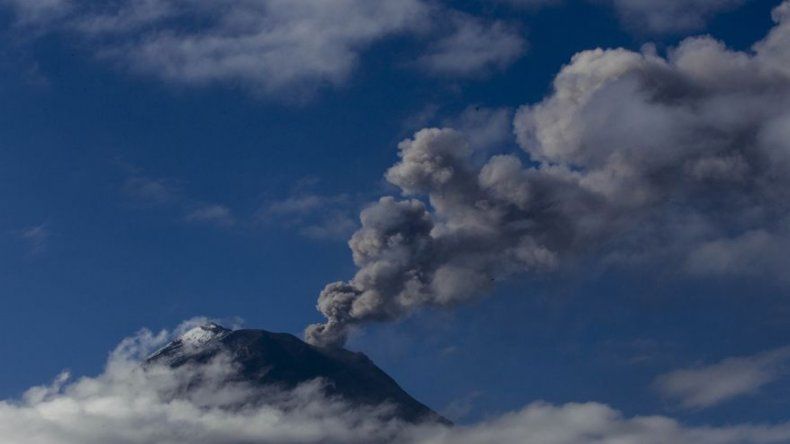 Bramidos y cañonazos surgen del volcán ecuatoriano Tungurahua