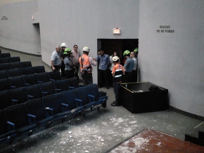 SINAPROC suspende concierto de Melendi tras detectar restos de cielo raso en el Teatro Anayansi.