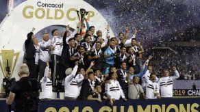 Mujer se lesiona al caer en Soldier Field durante final