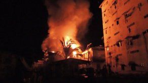 Varias familias damnificadas y 2 bomberos heridos tras incendio en Colón