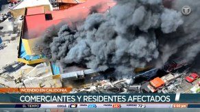 Bomberos continúan labores de extinción de incendio en Calidonia
