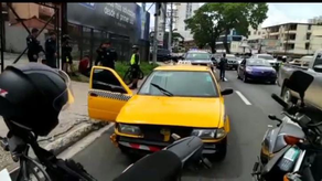 Atrapan a 3 asaltantes que intentaron huir en un taxi