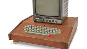 La computadora es aún más única porque está revestida de madera de koa, una madera nativa de Hawái.