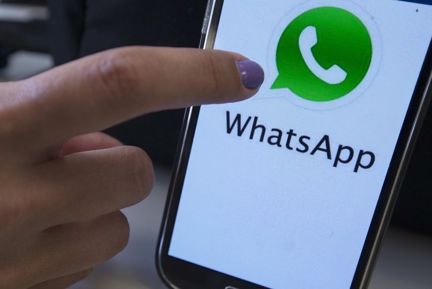 BRA01. RÍO DE JANEIRO (BRASIL), 05/08/2021.- Fotografía de archivo del 17 de diciembre de 2015 que muestra un teléfono móvil con el logo de la aplicación tecnológica WhatsApp, en Río de Janeiro (Brasil). WhatsApp ya no sabe qué “inventarse” para seguir ganando terreno o al menos recuperar el perdido por las crecientes críticas en su contra. Desde esta semana, la popular aplicación de mensajería instantánea añade la función “Ver una vez”, por la que los usuarios pueden enviar fotografías y videos que se eliminarán después de que el receptor los abre. BRA01. RÍO DE JANEIRO (BRASIL), 05/08/2021.- Fotografía de archivo del 17 de diciembre de 2015 que muestra un teléfono móvil con el logo de la aplicación tecnológica WhatsApp, en Río de Janeiro (Brasil). WhatsApp ya no sabe qué “inventarse” para seguir ganando terreno o al menos recuperar el perdido por las crecientes críticas en su contra. Desde esta semana, la popular aplicación de mensajería instantánea añade la función “Ver una vez”, por la que los usuarios pueden enviar fotografías y videos que se eliminarán después de que el receptor los abre.