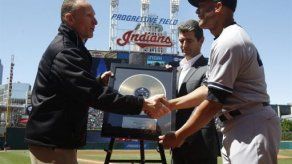 Mariano Rivera recibe réplica del disco Enter Sandman