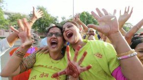 Cientos de ancianos indios propagan carcajadas por las calles en Día de Risa