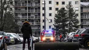 Un vehículo de bomberos está estacionado afuera de un edificio de apartamentos de siete pisos donde cinco niños, incluido un niño de tres años, se encontraban entre las 10 personas que murieron cuando estalló un incendio en el vecindario Mas-Du-Taureau de Vaulx-en-Velin.