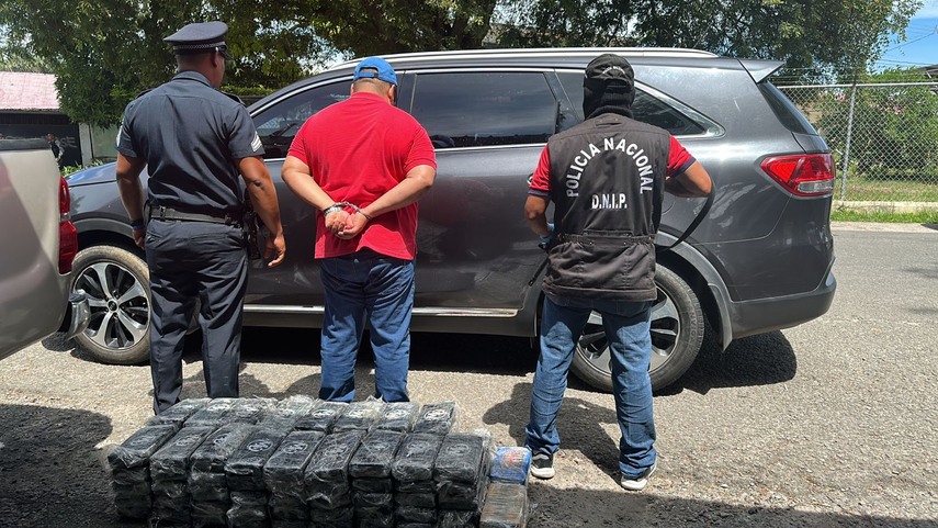 Decomisan 92 paquetes de droga dentro de un auto con doble fondo