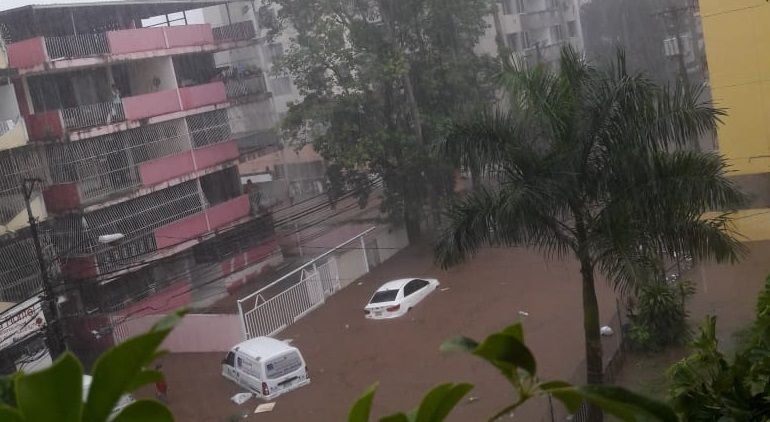 Varias vías inundadas producto de las fuertes lluvias registradas en la Capital