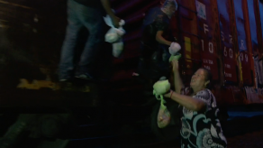 Las Patronas de los migrantes que viajan de México a EEUU sobre La Bestia