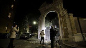 Familia de joven presiona a Vaticano tras hallazgo de huesos
