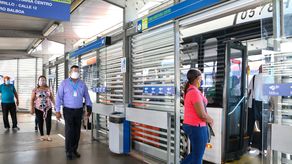 La&nbsp; también sugiere adquirir unidades con rampas para que los usuarios con discapacidad (silla de ruedas) accedan a los buses. Construcción o adecuación de paradas.