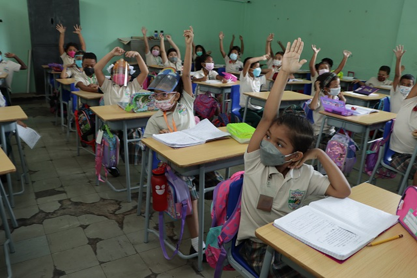 Estudiantes recibiendo clases, en sus últimos días antes de las vacaciones escolares
