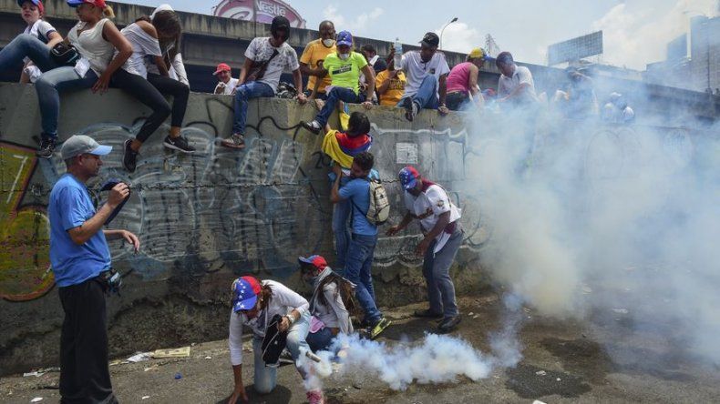 Muere joven herido de bala en protesta opositora en Venezuela