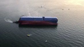 Buscan a 4 tripulantes de buque carga que volcó en costa de Georgia