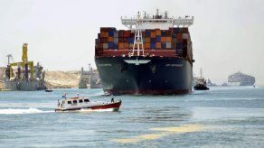 Tres cargueros cruzan por primera vez el nuevo canal de Suez