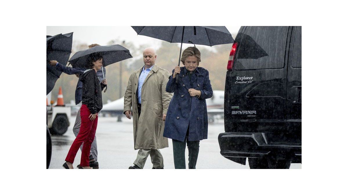 Envían polvo sospechoso a oficina de campaña de Clinton