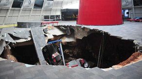 Socavón se traga ocho autos en Museo del Corvette