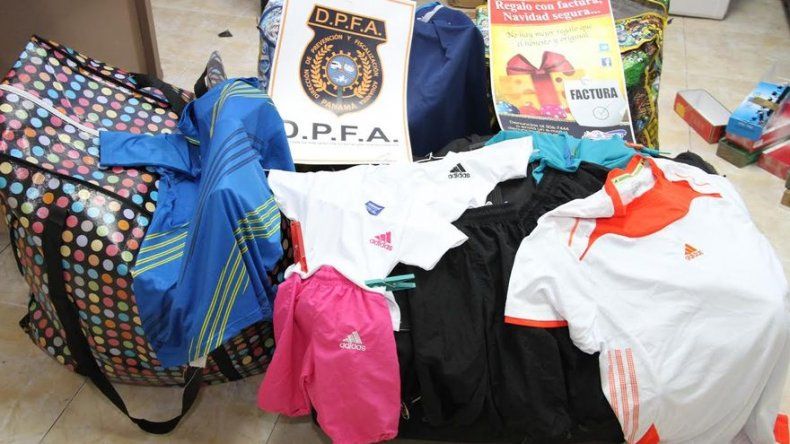 Bultos de ropa y cigarrillos decomisa Aduanas