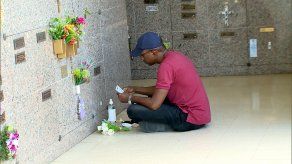 Ciudadanos visitan el Jardín de Paz para recordar a sus padres