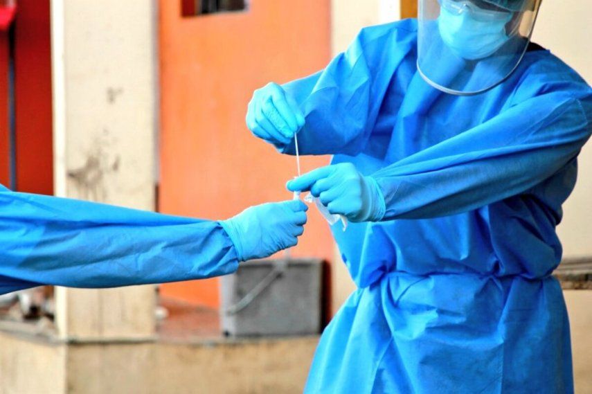 Las autoridades piden a la población en general acatar las medidas de bioseguridad para mitigar los contagios de COVID-19.
