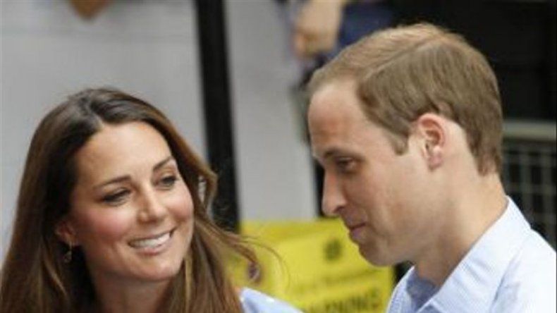 Catalina y Guillermo presentan a su hijo al salir del hospital