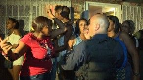 Interrumpen fiesta en San Joaquín, residentes se enfrentan a policías Interrumpen fiesta en San Joaquín, residentes se enfrentan a policías