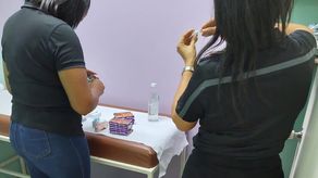 Funcionarias de la Acodeco se acercaron a este centro médico para hacer la debida inspección.