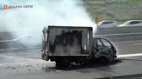 Camión de Mercancía se incendia en Vía Centenario