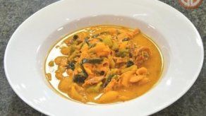 Sopa de pollo con espinacas y caracolitos