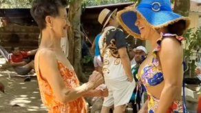 Sandra Sandoval conoce a La Tigrilla y hasta envuelve tamales junto a ella