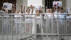 Familiares de presos venezolanos se encadenan en apoyo a la Ley de Amnistía