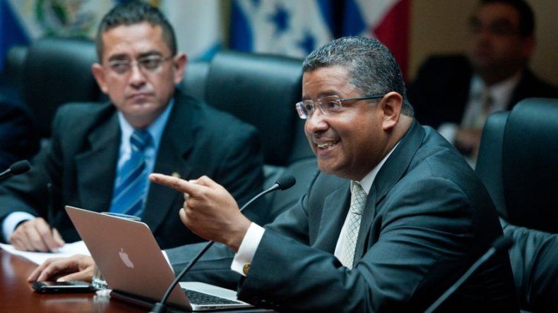 Juez justifica arresto domiciliario de expresidente Flores