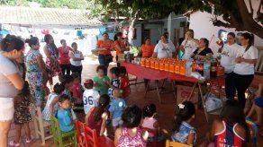 Hijos de reclusas reciben regalos por reyes en cárcel de Asunción donde viven