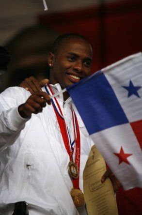 Irving Saladino llega a Panamá