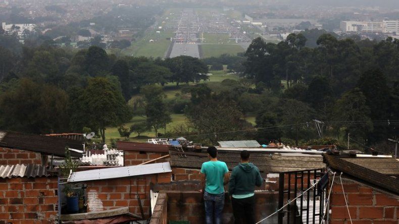 El papa llega a Medellín pero el mal tiempo impide uso de helicóptero